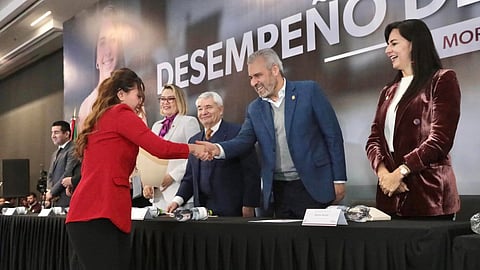 Entrega gobernador de Michoacán Premio Ceneval al Desempeño de Excelencia Egel