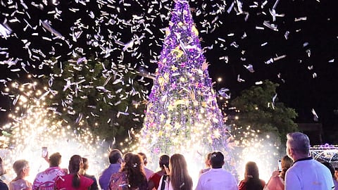 En Apatzingán llega espíritu navideño con el encendido del árbol