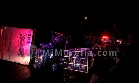 Conductor lesionado en aparatosa volcadura de tráiler con garrafones, en Uruapan