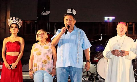 Disfrutan apatzinguenses de Grupo Palomo en la posada navideña