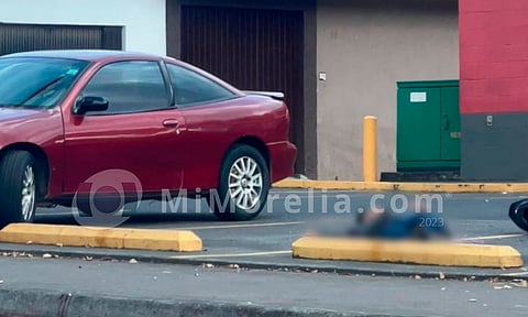 Lo asesinan en estacionamiento de AutoZone, Uruapan
