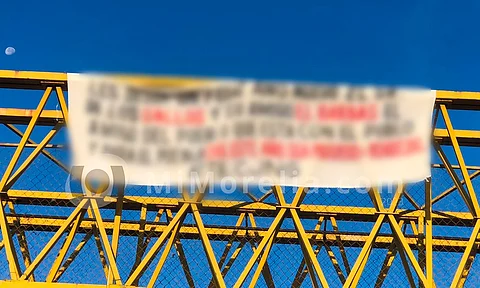 Dejan narcomantas por año nuevo en puentes de Zitácuaro, Michoacán