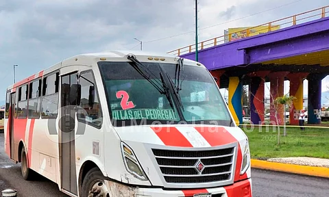 Mujer intenta aventarse de un puente en Morelia