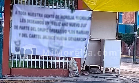 Detiene a 2 jóvenes en posesión de manta firmada por grupo delictivo, en Morelia