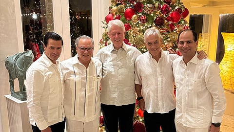 Reaparece Peña Nieto vacacionando con Bill Clinton y Sebastián Piñera