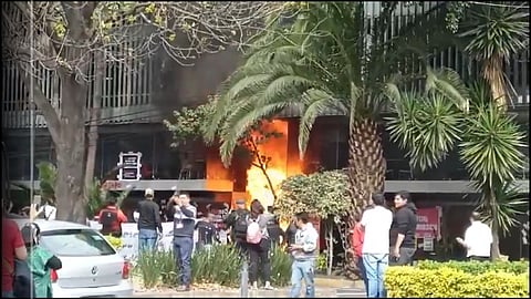 Manifestantes incendian oficinas de la Secretaría de Salud de CDMX