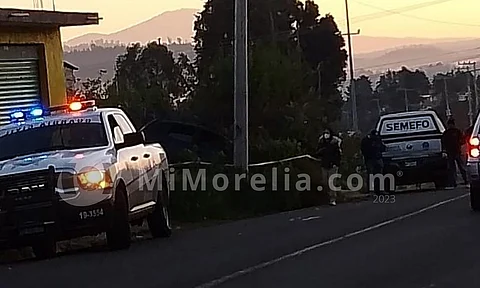 Muere persona tras volcadura de vehículo en Pátzcuaro, Michoacán