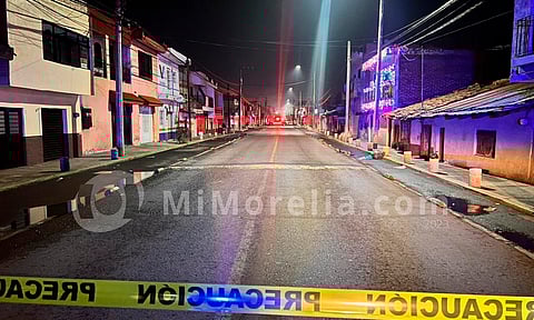 Con múltiples impactos de bala, acribillan a un joven en Michoacán