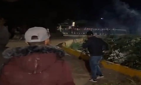 Granaderos desalojan a manifestantes y liberan carretera al aeropuerto