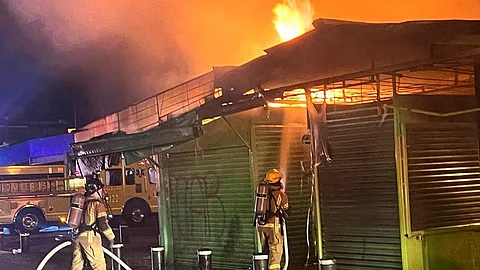 Atiende PC Estatal incendio en el Mercado de San Juan; al menos, 15 locales afectados