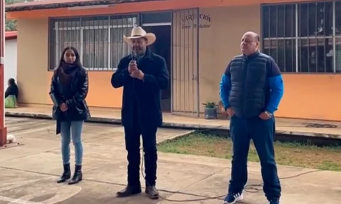 En Pátzcuaro, entrega Julio Arreola material de Banda de Guerra