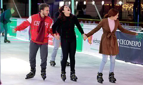 Analizan ampliar temporada de pista de hielo de Villa Navideña