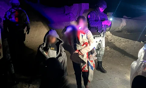 Taxista abandona a familia guatemalteca en desierto de Mexicali