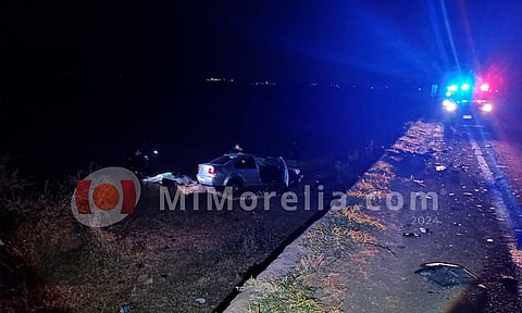 Conductor de un auto muere prensado al accidentarse en el Lago de Cuitzeo