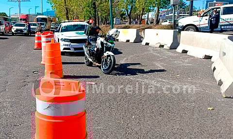 Vuelven a colocar vallas en retorno de libramiento de Morelia; vecinos piden explicación