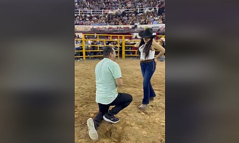 VIDEO: le pide matrimonio ante miles en la Monumental de Morelia