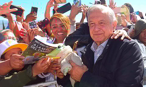 AMLO mantiene compromiso de mejora salarial y laboral de maestros en México