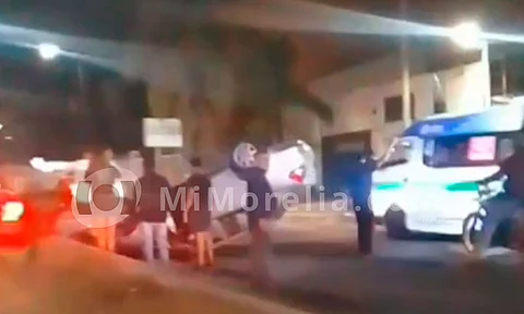Vuelca auto en libramiento norte de Morelia