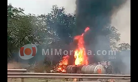 Vuelca pipa cargada con combustible y se incendia en la Siglo XXI