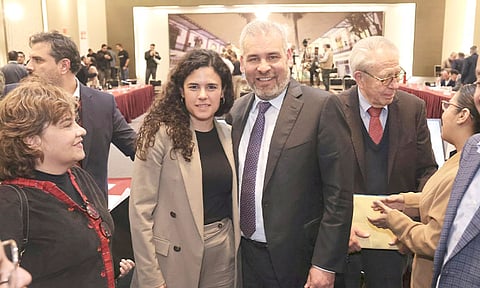 Transferencia de los servicios de salud garantiza derechos laborales: Bedolla