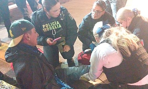 Oficiales de Policía Morelia brindan apoyo médico a joven lesionado en accidente