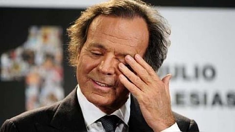 ¡Qué oso! Le decomisan más de 42 kilos de alimentos a Julio Iglesias en aeropuerto