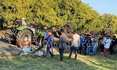 Chofer de camión aguacatero muere al volcar su unidad, en la carretera a San Juan Nuevo