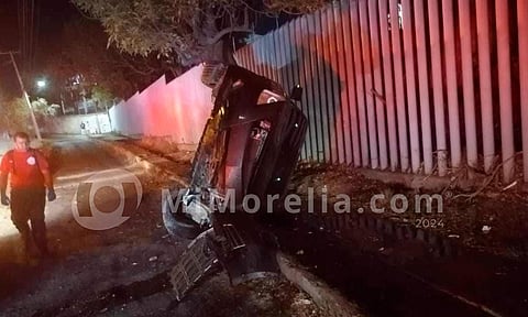 Auto vuelca en el libramiento de Morelia, frente a la Técnica 65