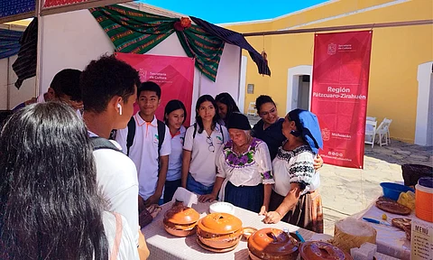 Cocineras tradicionales de Michoacán deleitan con su sazón a guerrerenses