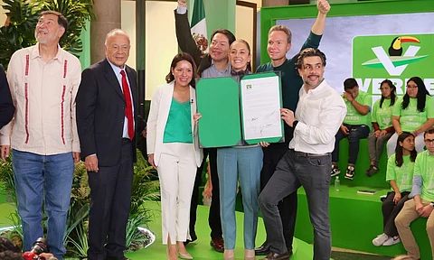 Claudia Sheinbaum recibe constancia como candidata del PVEM a la Presidencia de México