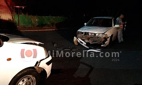 Auto y taxi chocan en fraccionamiento Las Espigas, Tarímbaro: hay una herida