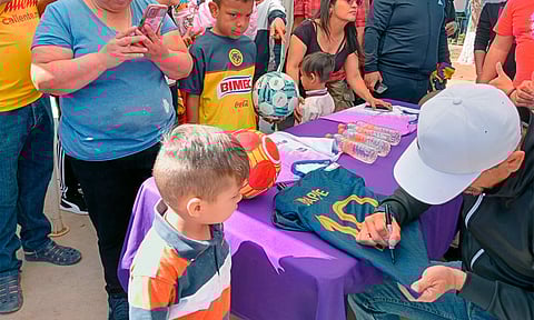 Conviven exfutbolistas Héctor Mancilla y Salvador Cabañas con niños morelianos
