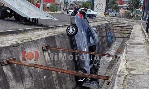Auto cae a canal de aguas pluviales, en el fraccionamiento Metrópolis en Tarímbaro