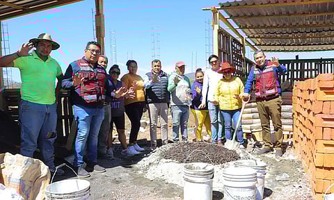 Padres de familia reconocen a Juan Carlos Barragán por apoyos a escuelas