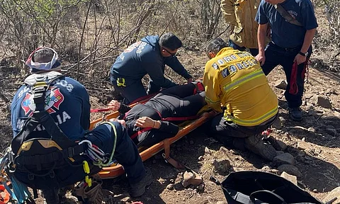 Cae en cerro del Punhuato y suben para auxiliarla
