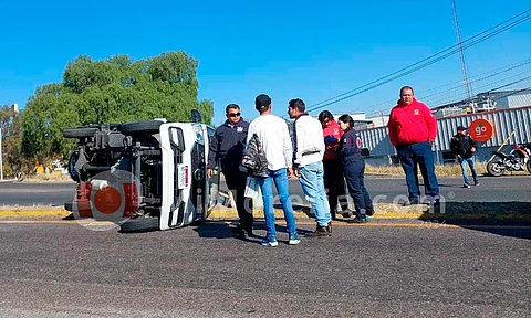 Camioneta vuelca en la carretera libre Morelia-Zinapécuaro, no hay víctimas