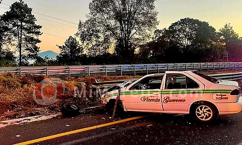 Taxi vuelca e impacta contra contención de acero, en la Siglo XXI