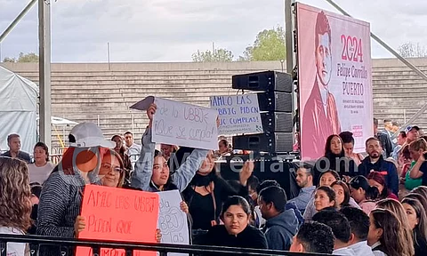 Morelianos esperan la llegada de AMLO en el "Venustiano Carranza"