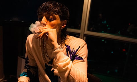 Desmienten que Peso Pluma esté internado en un centro de rehabilitación