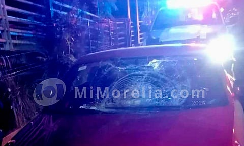 Joven sobrevive tras lanzarse de puente y caer en parabrisas de auto, en Morelia