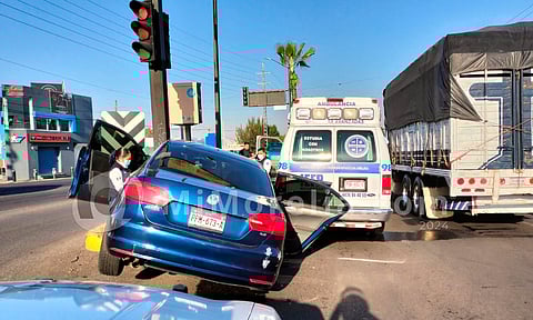En atención de emergencia, ambulancia y auto chocan en libramiento de Morelia