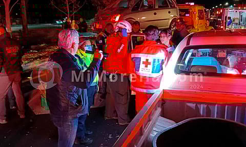 Camioneta choca por alcance a patrulla de Seguridad Vial, hay 3 civiles heridos