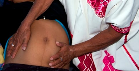 Trato humanizado y seguro brindan parteras a michoacanas: SSM