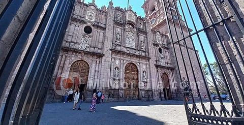 Fieles católicos manifiestan su fe en la visita de los siete templos, en Morelia