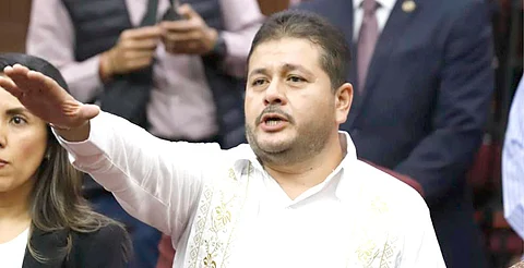 En Apatzingán, rinde protesta como presidente interino José Abarca