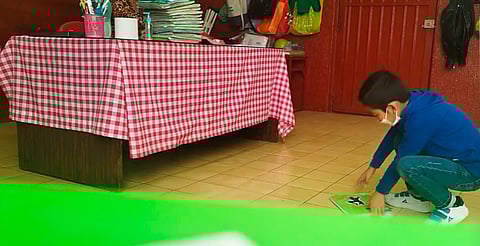 Maestra arroja libretas a piso a alumnos de primaria; la separan del cargo