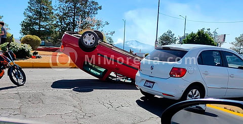 Automóvil vuelca en glorieta de Altozano, en Morelia 