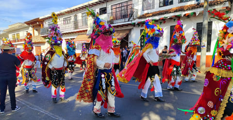 Hasta 380 portadoras y portadores de 26 grupos, resguardaron la tradición en el 1er Convite de la K'uínchekua