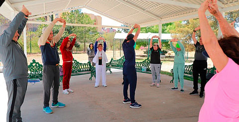 La estancia cuenta con actividades y talleres como yoga, zumba, basquetbol, baile de salón, entre otras