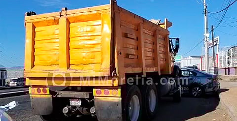 Volteo impacta auto en libramiento de Morelia